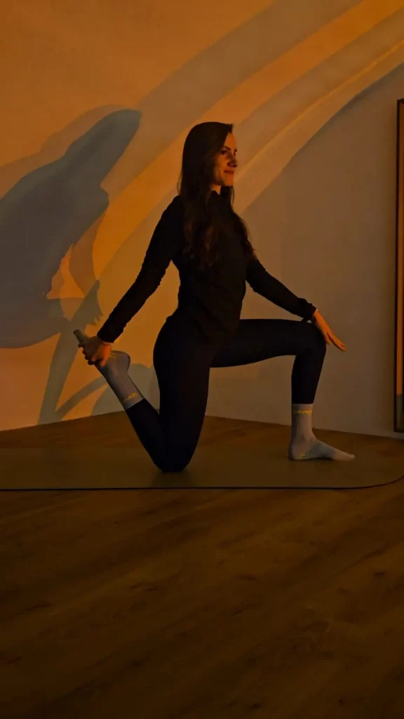 Photo de Aurélie, fondatrice de All for body, coach sportive diplômée et masseuse à domicile en train de faire de la mobilité