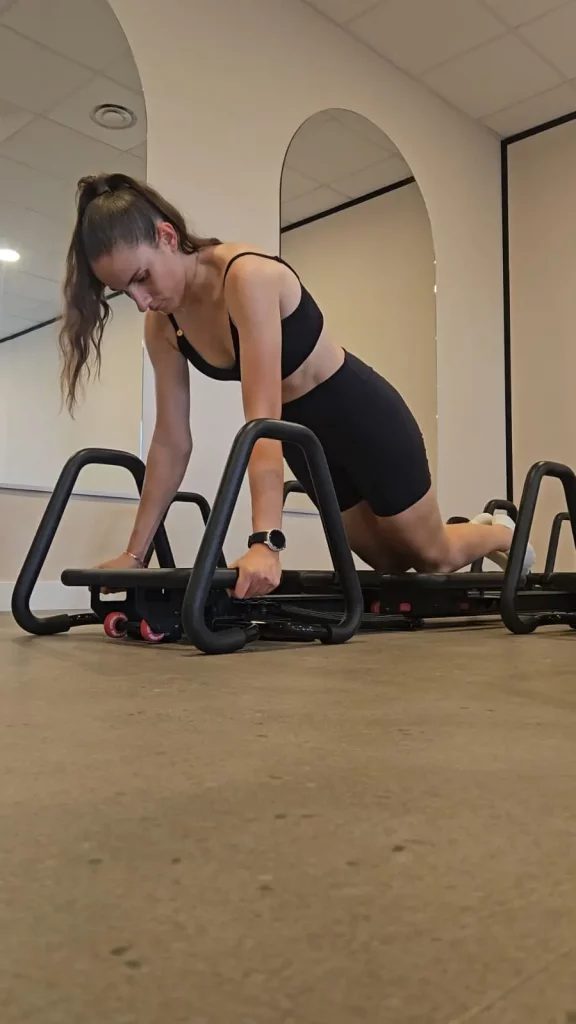 Photo de Aurélie, fondatrice de All for body, coach sportive diplômée et masseuse à domicile en train de faire du lagree